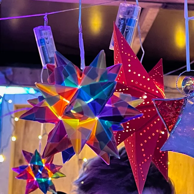 Bunte selbstgebastelte Sterne und Engel